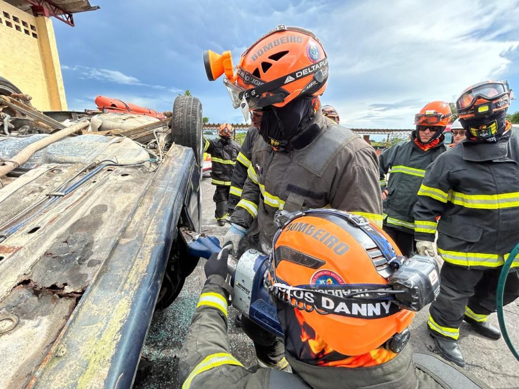 Simulado de salvamento veicular com vítimas presas às ferragens capacita bombeiros do estado para situações reais