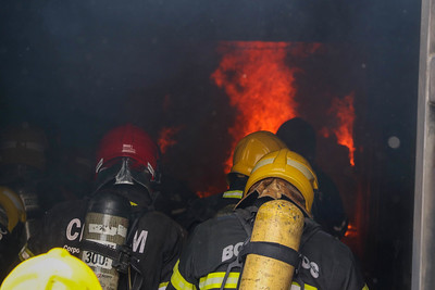 Militares do Corpo de Bombeiros realizam simulado prático de incêndio urbano em Manaus