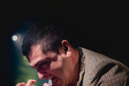 Companhia Soufflé de Bodó lança Programa 2025 com a peça “Alice Músculo + 2” e o livro “Tetralogia da Família”