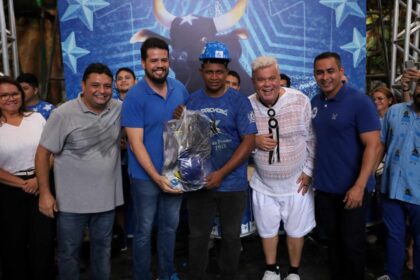 Festival de Parintins 2025: Governo do Amazonas entrega kits de EPIs aos bumbás Caprichoso e Garantido