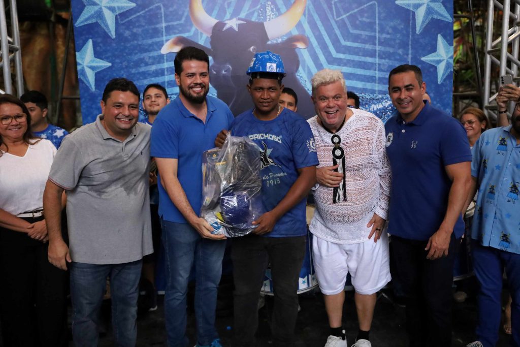 Festival de Parintins 2025: Governo do Amazonas entrega kits de EPIs aos bumbás Caprichoso e Garantido