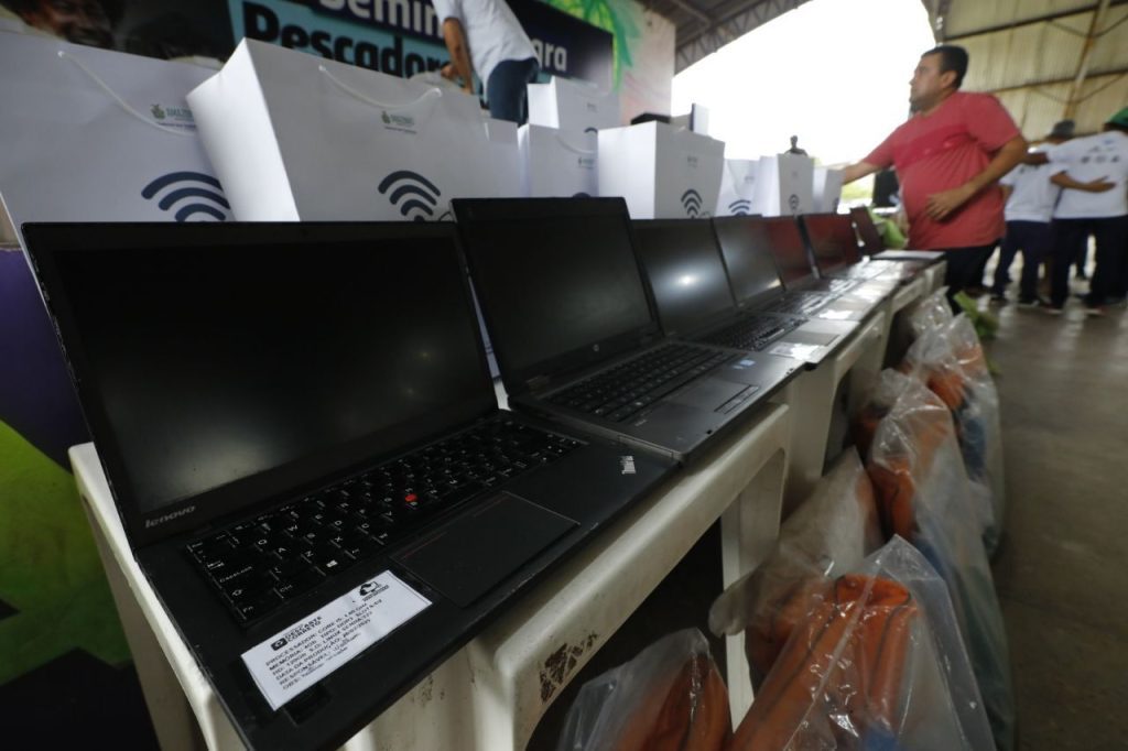 Governador Wilson Lima moderniza setor de pesca com entrega de notebooks para entidades em Manacapuru