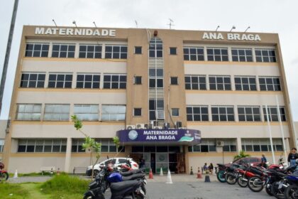 Após dois meses de internação, bebê indígena que fez transfusão intrauterina na maternidade do Estado recebe alta