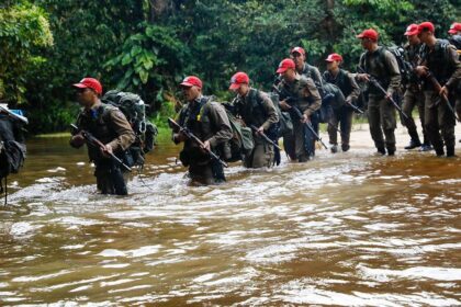 Alunos oficiais do Corpo de Bombeiros do Amazonas iniciam treinamento ‘Vida na Selva’ na base de instrução do exército brasileiro