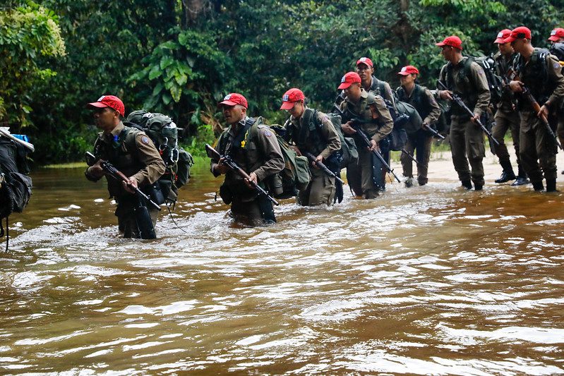 Alunos oficiais do Corpo de Bombeiros do Amazonas iniciam treinamento ‘Vida na Selva’ na base de instrução do exército brasileiro