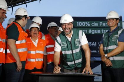 Governador Wilson Lima assina ordem de serviço do Prosai que vai ampliar em 25% a rede de esgoto de Parintins