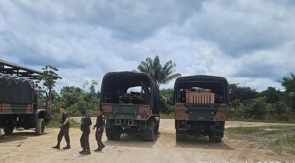 Ipaam e PMAM doam madeiras apreendidas em crimes ambientais em Manacapuru para Exército e RPMon