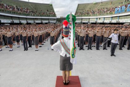 Durante solenidade no Sambódromo, mais de 2,5 mil alunos dos Colégios Militares da Polícia Militar recebem boina escolar