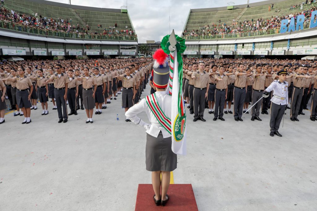 Durante solenidade no Sambódromo, mais de 2,5 mil alunos dos Colégios Militares da Polícia Militar recebem boina escolar