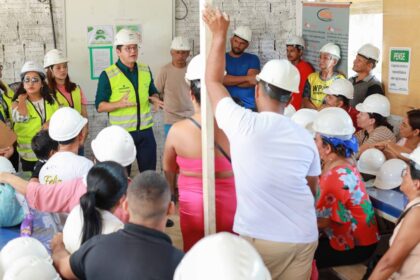Famílias beneficiárias do Prosamin+ fazem visita guiada aos apartamentos do Residencial Maués