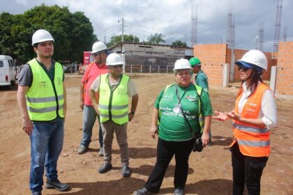 Representantes do Grupo de Apoio Local visitam obras de rede de água do Prosai Parintins