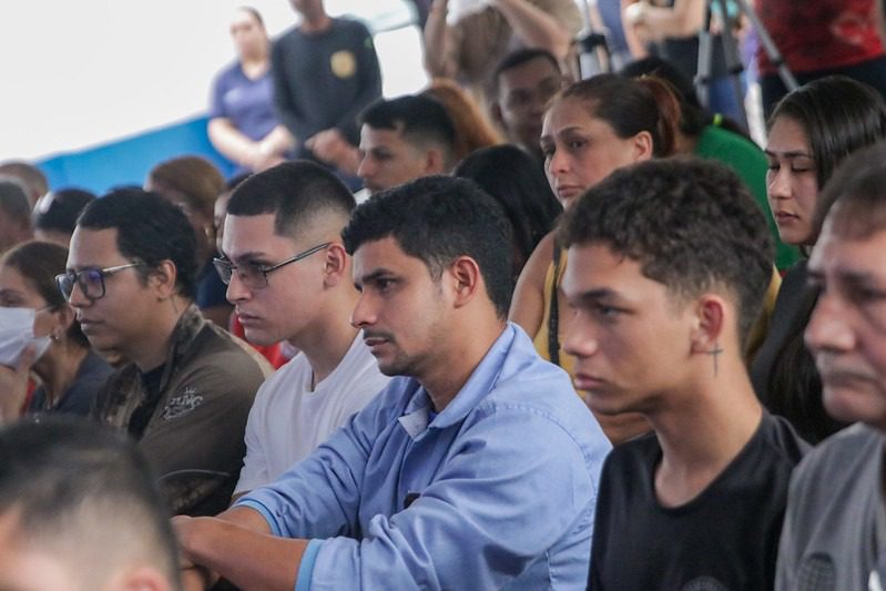 Governo do Amazonas entrega mil aparelhos de celulares com o programa RecuperaFone