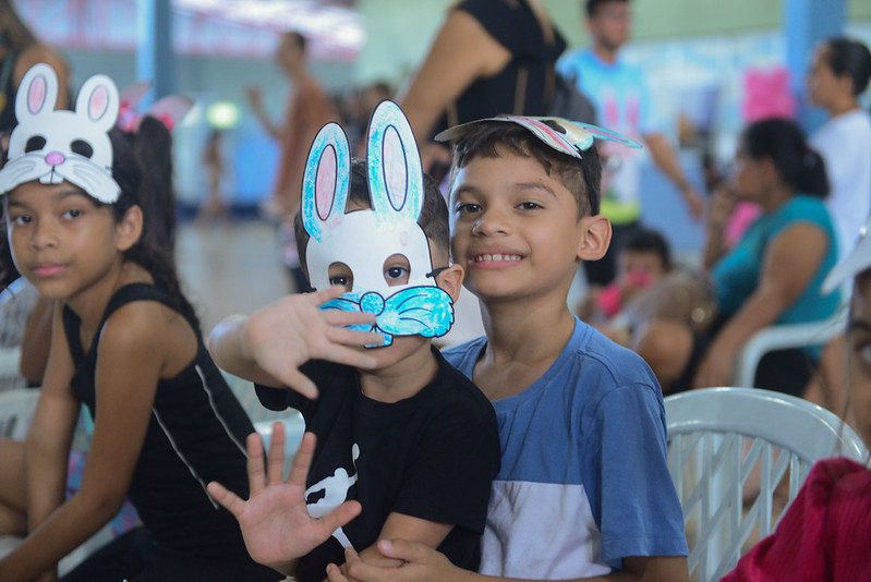 Crianças e adultos participam do encerramento da 4ª Caravana da Páscoa no Centro de Convivência Magdalena Arce Daou
