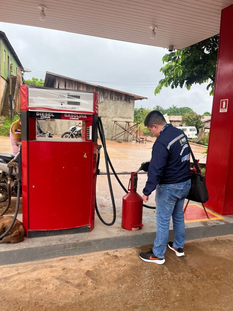 Procon-AM autua e interdita posto de combustível em Beruri após identificar irregularidades no teste volumétrico