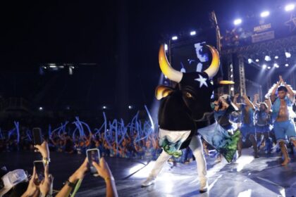 Caprichoso e Garantido fazem a festa de boi-bumbá para o lançamento do 58º Festival de Parintins na Ilha Tupinambarana