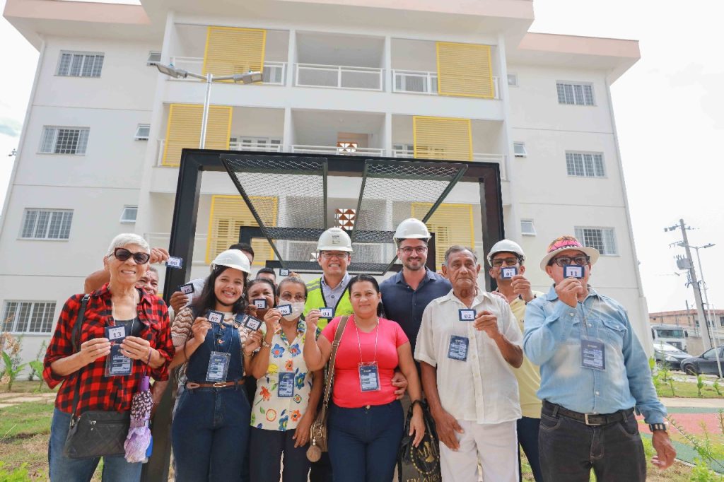 Famílias habilitadas a residir no Residencial Maués, do Prosamin+, participam da escolha dos apartamentos