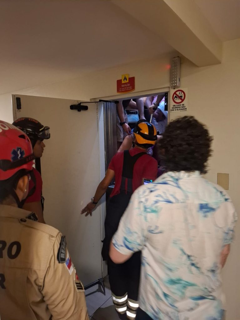Corpo de Bombeiros resgata seis turistas presos em elevador de hotel no Centro de Manaus