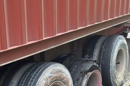 Caminhão trafegando com pneu furado é removido durante operação do Detran Amazonas