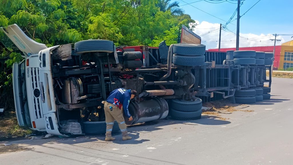 Detran-AM remove caminhão e aplica autuações após tombamento na zona leste de Manaus