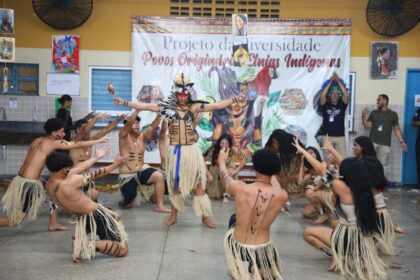 Alunos da EE Rofram Bechior brilham durante apresentações culturais em valorização à cultura indígena