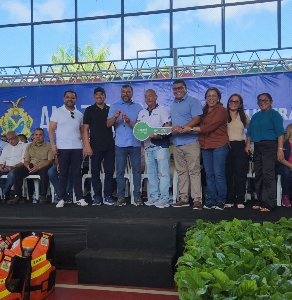 Em Barcelos, Governo do Amazonas entrega 116 documentos rurais a agricultores familiares
