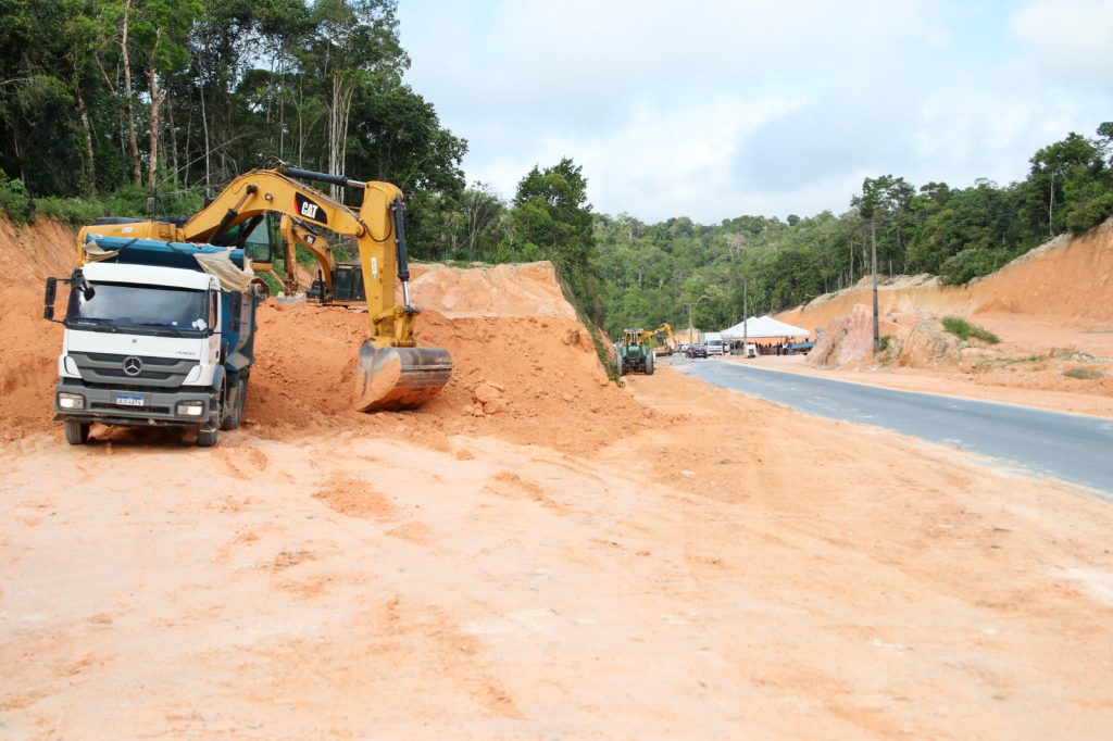 Governador Wilson Lima vistoria retomada das obras de modernização da AM-010 após período chuvoso