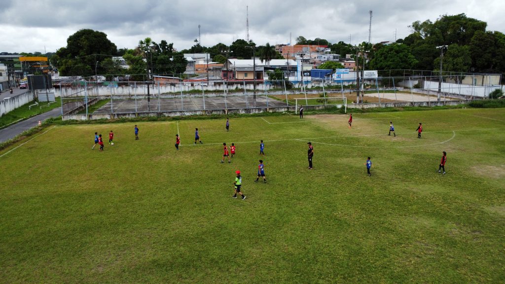 Observador de clube profissional avalia jovens talentos do Instituto “Bom de Bola”