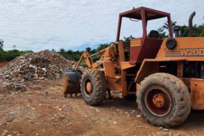 Ipaam autua responsável por pá-carregadeira flagrada em descarte irregular de resíduos em Iranduba