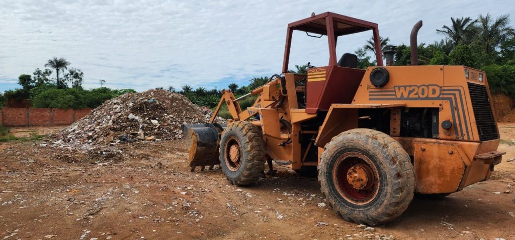 Ipaam autua responsável por pá-carregadeira flagrada em descarte irregular de resíduos em Iranduba