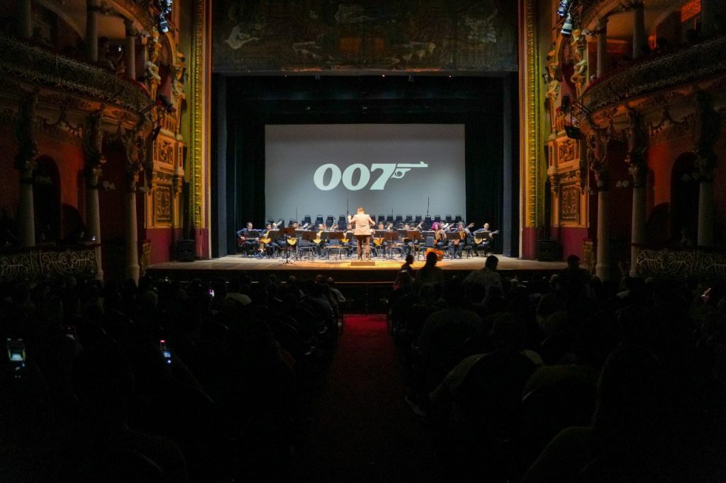 Orquestra de Violões e Coral do Liceu encantam o público no Teatro Amazonas com espetáculo de trilha de filmes e séries