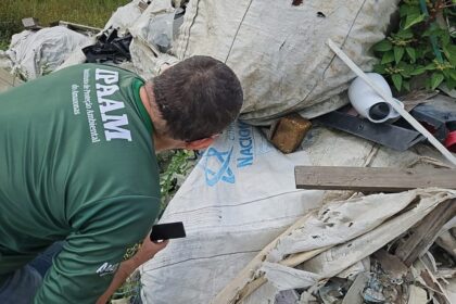 Ipaam aplica multas de R$ 1,5 milhão, embarga área de lixeira clandestina e apreende máquinas em Manaus