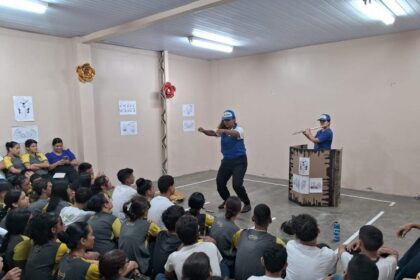 Peça ‘Operária’ leva ao palco o cotidiano dos trabalhadores em apresentação especial no Teatro Gebes Medeiros