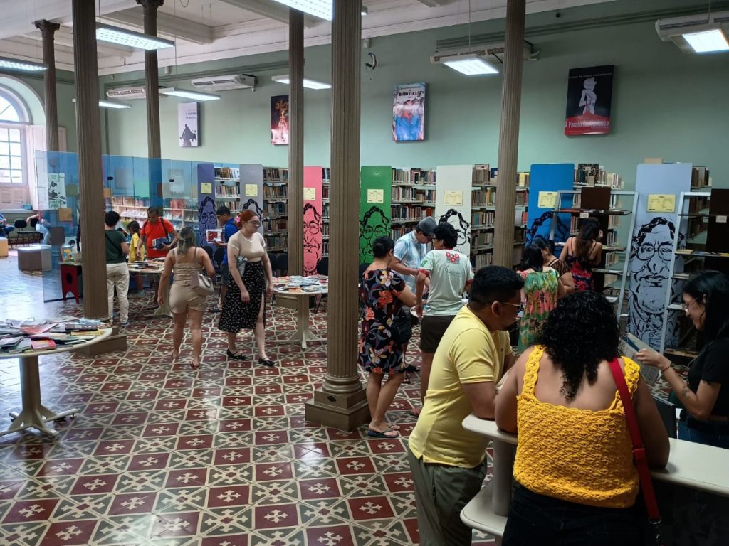 Biblioteca Pública do Amazonas promove troca de livros e visitas guiadas para incentivar a leitura