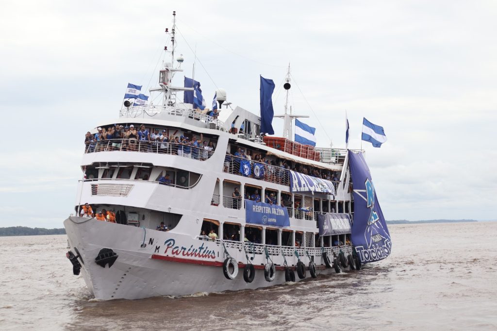 Festival de Parintins 2025: Caravana Azulada desembarca na Ilha e impulsiona energia do Boi Caprichoso em busca do tetracampeonato