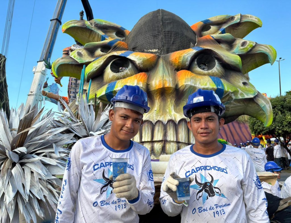 Festival de Parintins 2025: Cosama entrega copos de água para trabalhadores de Caprichoso e Garantido