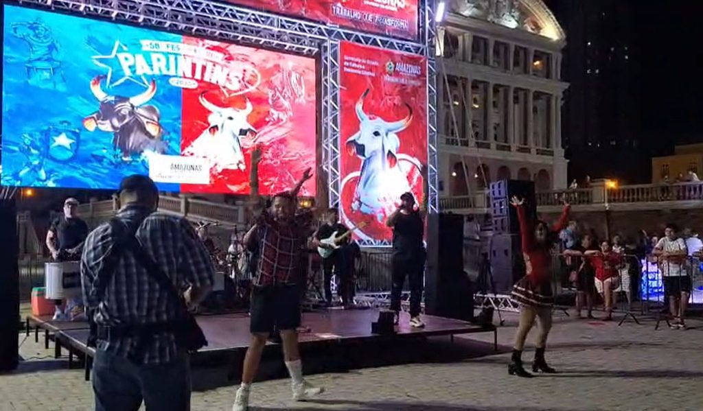 Festival de Parintins 2025: Transmissão da primeira noite do Festival de Parintins no Largo de São Sebastião agita torcedores dos bumbás