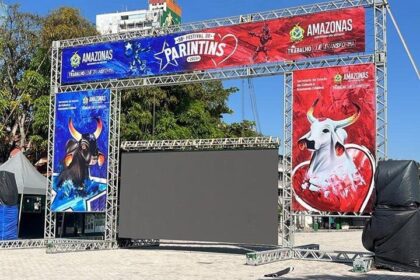 Festival de Parintins 2025: Telão para a transmissão da Festa dos Visitantes e Festival de Parintins está montado no Largo de São Sebastião