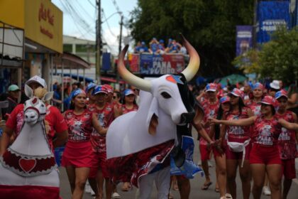 Festival de Parintins 2025: Trio Panavueiro leva boi-bumbá, alegria e cultura às ruas de Parintins