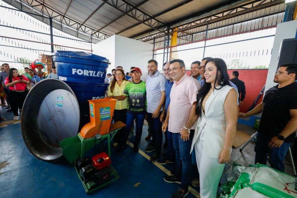 Em Barreirinha, governador Wilson Lima entrega implementos agrícolas para fortalecer cadeias produtivas da região