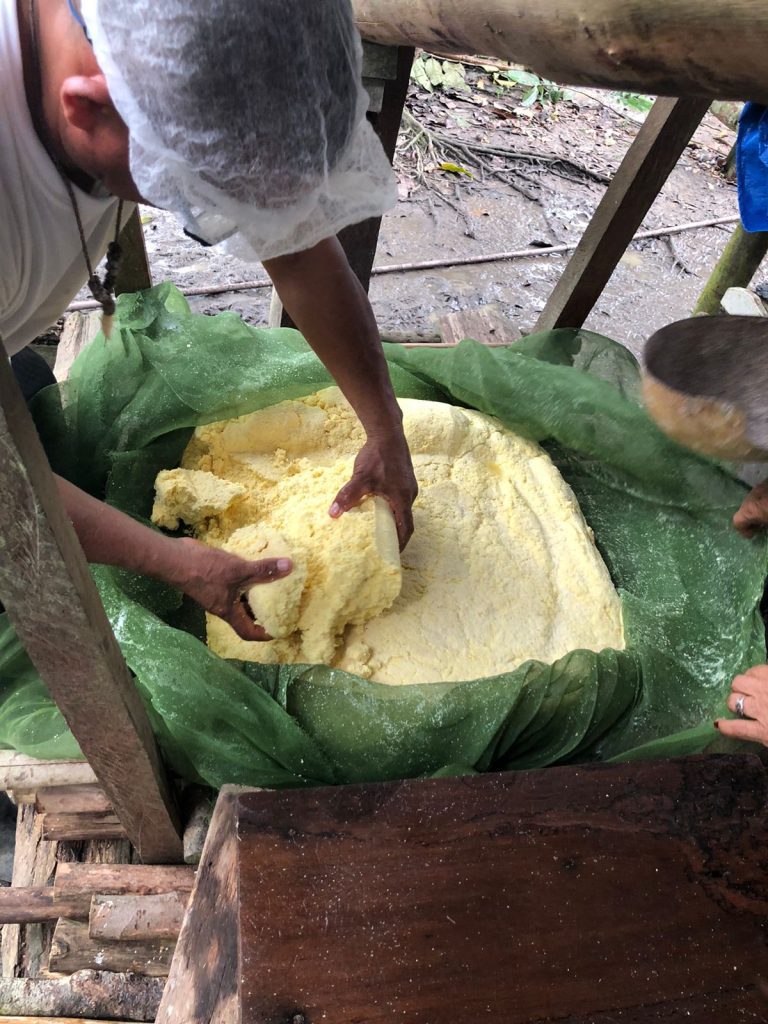 Em Tabatinga, Idam capacita agricultores familiares que atuam na mandiocultura