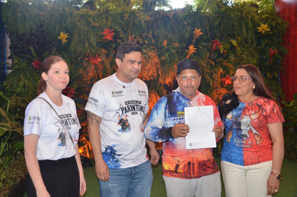 Festival de Parintins 2025: Governo do Amazonas entrega dispensas a pousadas e renova licença de marcenaria