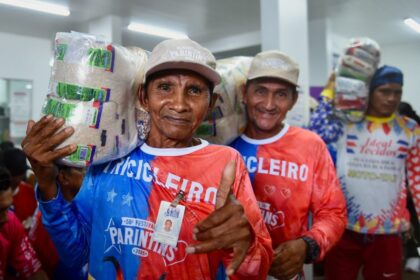 Festival de Parintins 2025: Governo do Amazonas distribui cestas de alimentos a tricicleiros da ilha