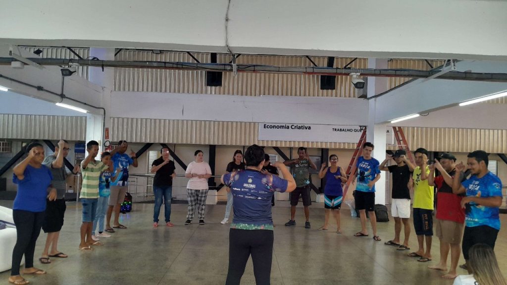 Festival de Parintins 2025: Alunos surdos do Liceu de Parintins levam inclusão à arena do Bumbódromo com coral em Libras