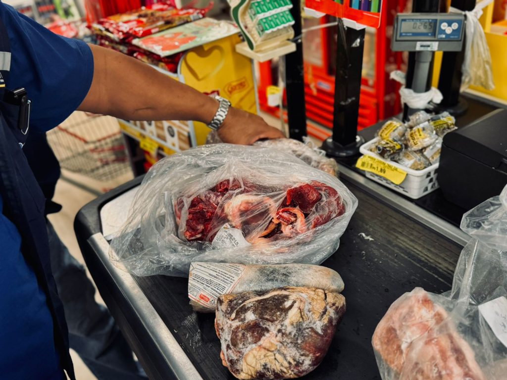 Procon-AM apreende 25 kg de alimentos impróprios em fiscalização em Manaus