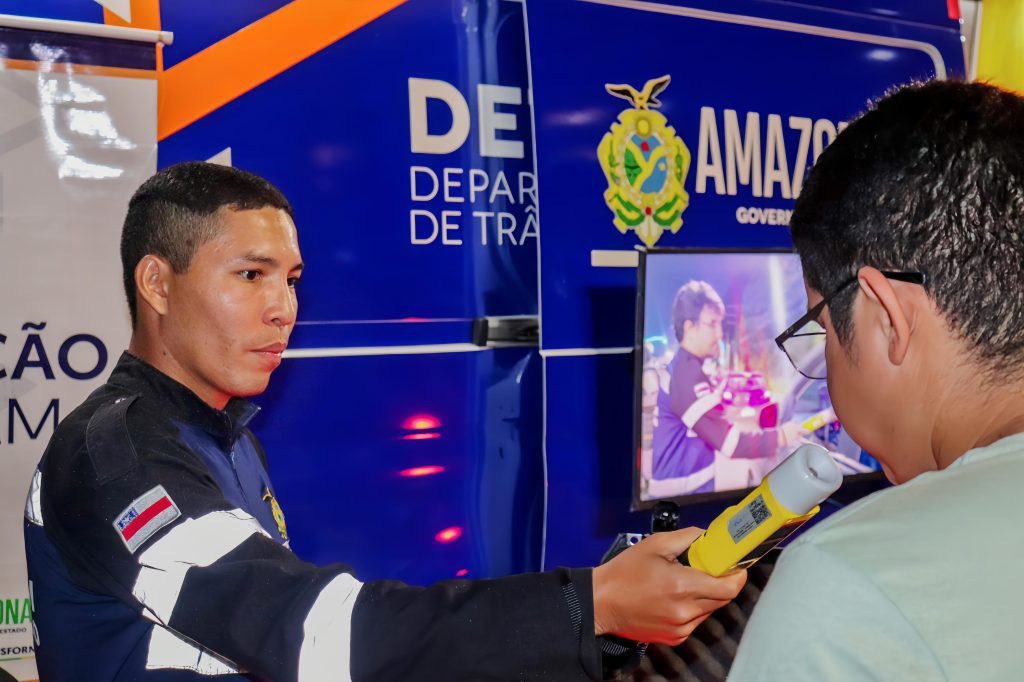 Detran-AM realiza ação educativa na Ponta Negra para conscientizar sobre os riscos no trânsito