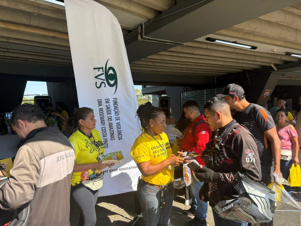 Trânsito Seguro: FVS-RCP leva prevenção ao pit stop para motociclistas no Sambódromo de Manaus