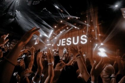 Alegria que Irradia: Celebrando um Dia Especial com Fé