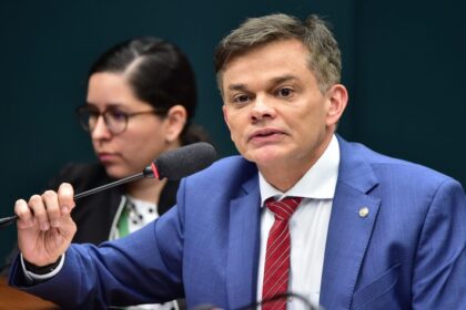 Projeto torna obrigatória autorização judicial prévia para menor atuar como influenciador digital
