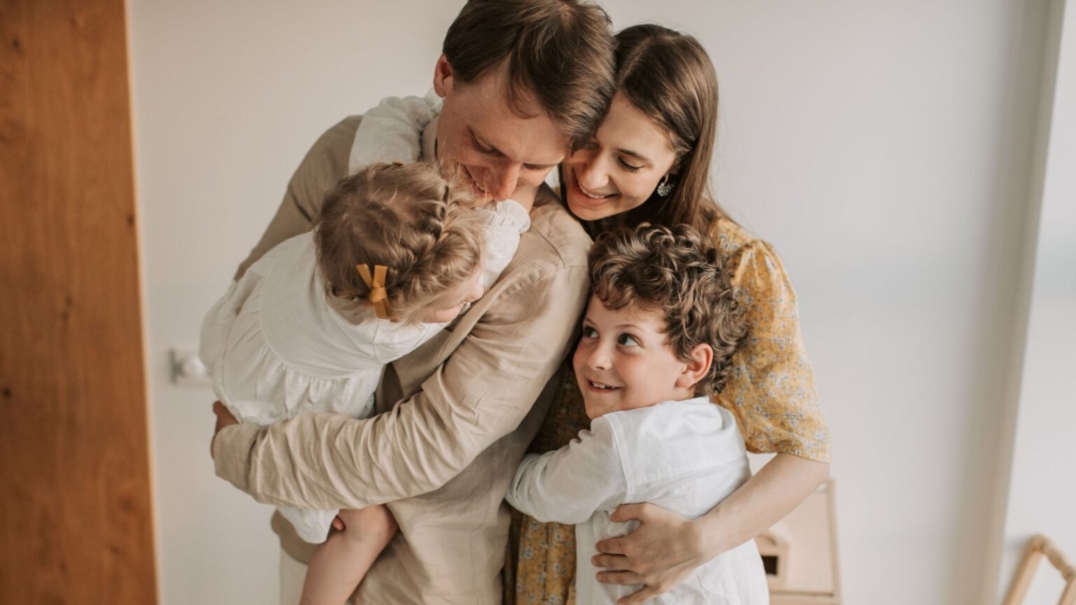 A Paz Sob Suas Asas: O Amor que Protege e Consola