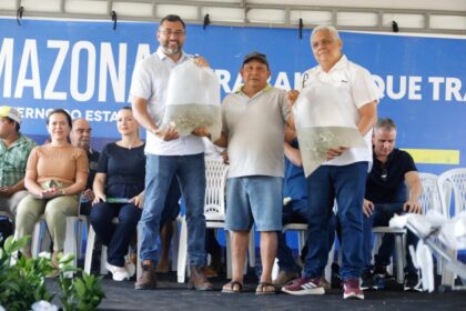 Comunidades dos ramais da Cooperativa e Pau Rosa recebem insumos do Governo do Amazonas para fortalecer produção local